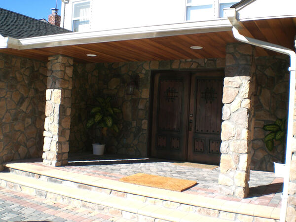 Natural stone retaining wall with capstone finish